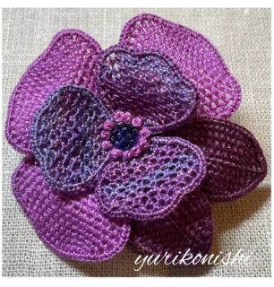❤︎
★☆刺繍のブローチ☆★
立体刺しゅうの“編む”技法を使って花びらと葉を作ります🌸🌿
▪️ボタンホールステッチ
▪️芯入りボタンホールステッチ
▪️ダブルボタンホールステッチ
この3種類のボタンホールステッチを使っています🪡
中心にはフレンチノットとビーズ🪡
花びらも葉も同じ色合いにして一部段染め糸を入れました😊
作り方はアシェット📗「はじめての立体刺しゅう119号」に掲載されています♪
#ブローチ#花のブローチ
#段染め糸
#刺繍 #立体刺繍 #スタンプワーク刺繍
#needlework #embroidery
#ハンドメイド #자수
#はじめての立体刺しゅう 
#アシェット #hachette