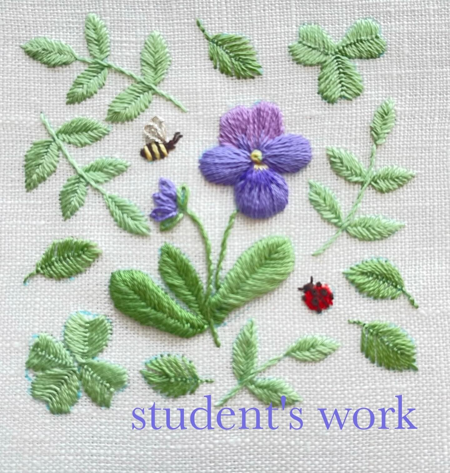 ★☆生徒さん作品☆★
『ビオラ』🪻🍀🌿
花びらと葉にフェルトを入れてふっくらさせています。
🐝と🐞がビオラを引き立てていますね✨
#ビオラ
#生徒さん作品 #student's work
#刺繍 #立体刺繍 #スタンプワーク刺繍
#needlework #embroidery
#ハンドメイド #자수