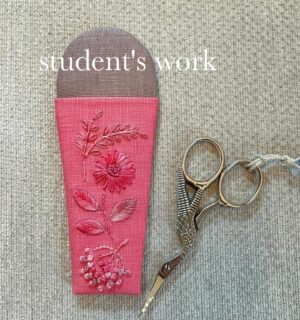 ★☆生徒さん作品☆★
ハサミケース✂️
『段染め糸の刺繍』📘に掲載された作品のハサミケース✂️
刺しゅうとカルトナージュの両方を楽しむことができる作品です😊🪡✂️
同じデザインで針ケースと針刺しもあります(pic.2)
#ハサミケース
#段染め糸の刺繍
#生徒さん作品 #student's work
#刺繍 #立体刺繍 #スタンプワーク刺繍
#needlework #embroidery
#ハンドメイド #자수