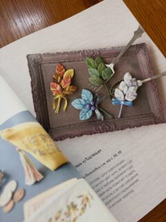 📕
『段染め糸の刺繍』ロシア語版📘

中はこんな感じ…👀
本のサイズが大きいので写真も大きくて
見やすいです👍
なんて書いてあるのかしら？😊

#段染め糸の刺繍
#日本文芸社ロシア語版
#embroidery
#刺繍
#立体刺繍