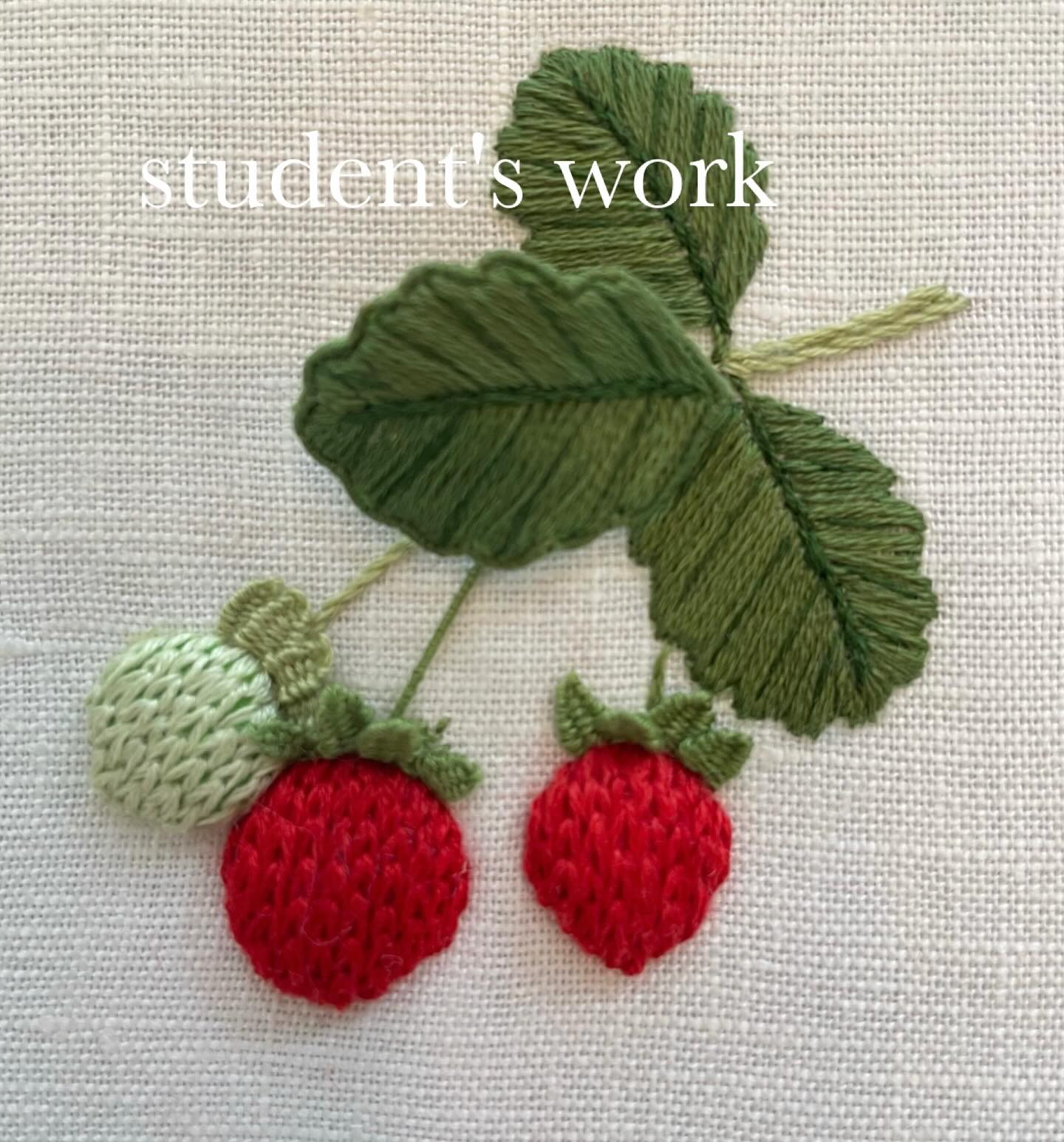 ❤︎
★☆生徒さん作品☆★
『いちご』🍓
ぷっくりと可愛いイチゴ🍓
でも可愛くなり過ぎないよう落ち着いた色合いとデザインにしています。
とても丁寧な仕上がりです✨✨
沢山あるヘタのステッチ、頑張りました~😊👏
#イチゴ
#生徒さん作品 #student's work
#刺繍 #立体刺繍 #スタンプワーク刺繍
#needlework #embroidery
#ハンドメイド #자수