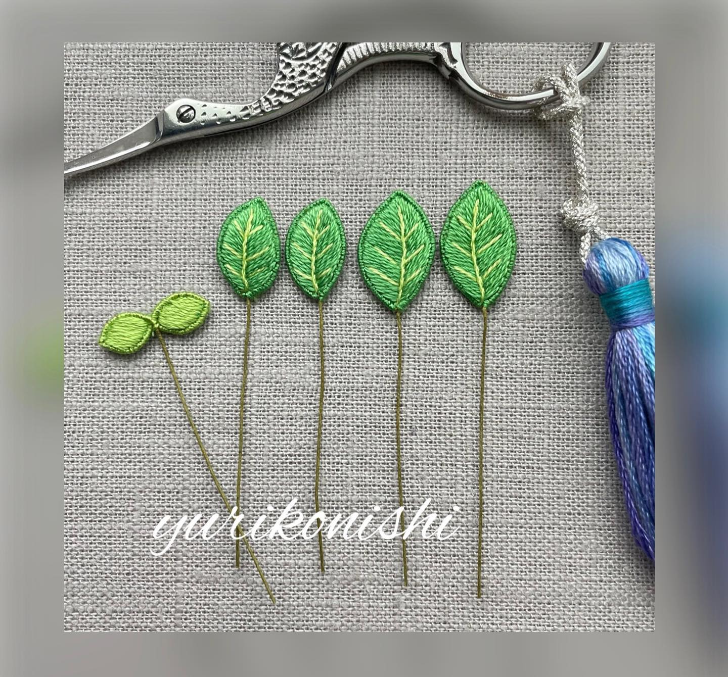 🪡
ワイヤーで作る葉🌿
🌱🍃🍃
小さな葉のパーツ
5つを順に束ね茎を作り
土台布に取付けます🪡
作品の脇役に添える葉だけど
存在感はたっぷり!
完成作品はまた後日発表いたします😊
#はじめての立体刺しゅう
#アシェット
#hachette
#段染め糸の刺繍
#段染め糸
#刺繍
#立体刺繍
#スタンプワーク刺繍
#刺繍教室
#アトリエユリ
#atelieryuri
#needlework
#embroidery
#dmcthreads
#seasonslecien
#グラデーション糸
#ハンドメイド
#자수