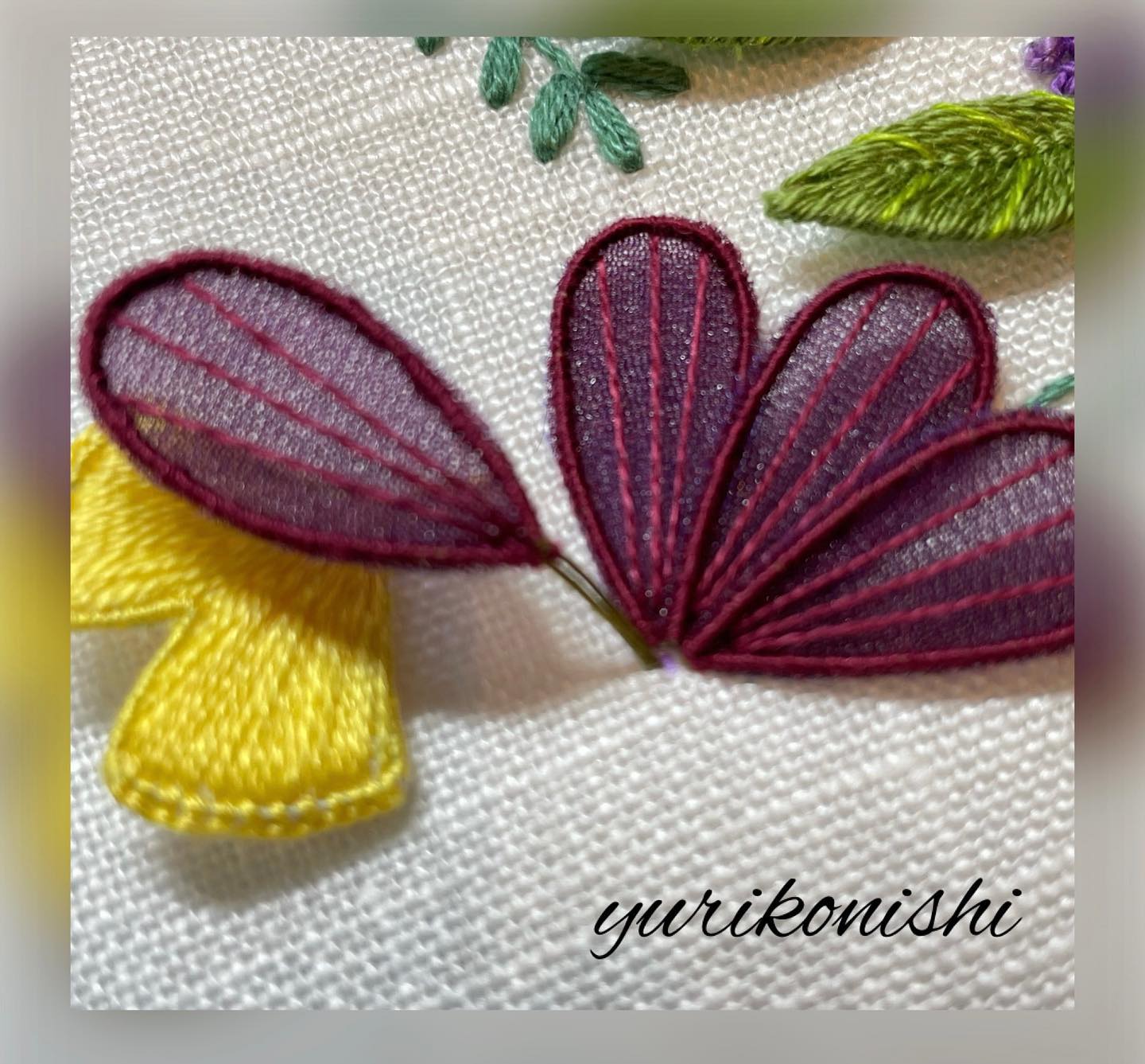 🪡
花びら
ワイヤーを使って刺繍したパーツを取付けます。
立体刺しゅうを制作するなかで一番ワクワク、そしてイメージ通りに仕上がるかどうかドキドキする瞬間です😳
#刺繍
#立体刺繍
#スタンプワーク刺繍
#刺繍教室
#アトリエユリ
#needlework
#embroidery
#dmcthreads
#ハンドメイド
#자수
#はじめての立体刺しゅう