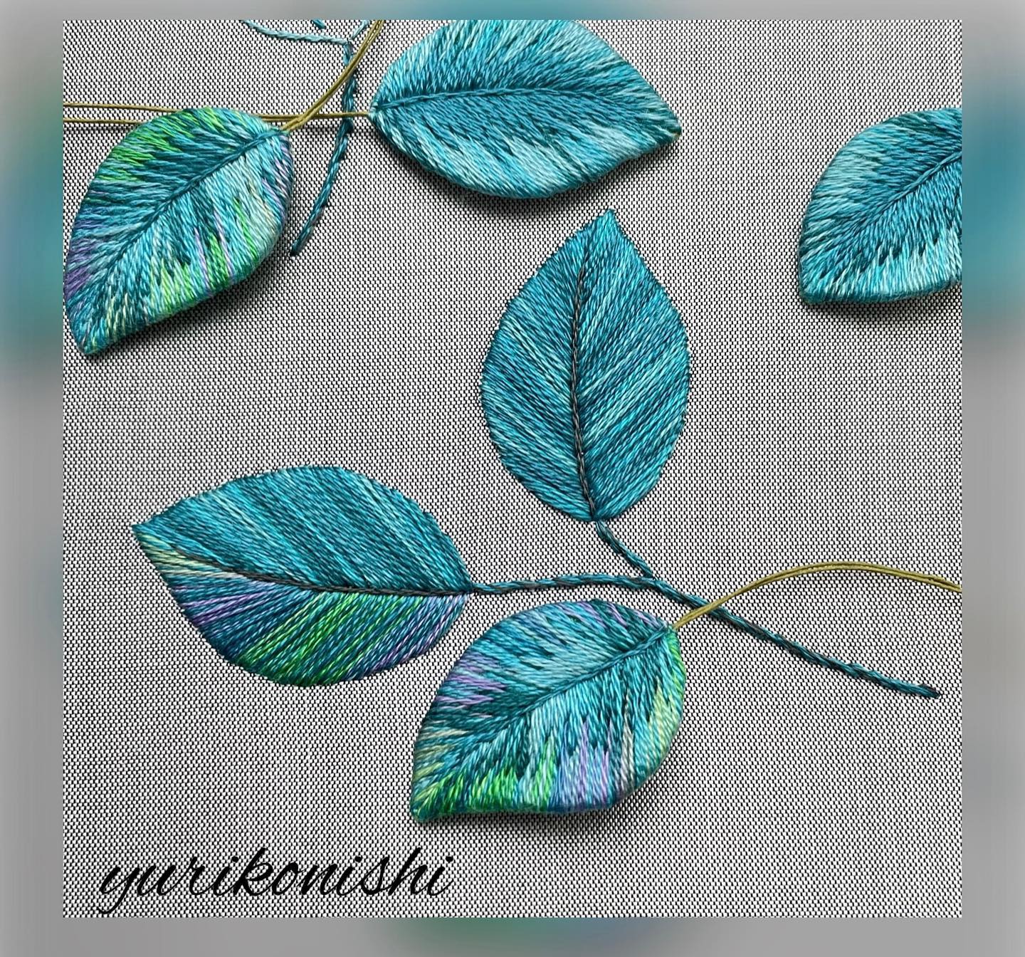 🪡
地刺しの葉🌿と立体刺繍の葉🌿
立体刺繍とは言え全てを立体にするわけではないので、デザインを描く時にどれを地刺しの刺繍で表現するか考えます。
バランスの取れた配置になるよう気をつけながら、、、
#5月作品展
#段染め糸の刺繍
#段染め糸
#刺繍
#立体刺繍
#スタンプワーク刺繍
#刺繍教室
#アトリエユリ
#needlework
#embroidery
#dmcthreads
#seasonslecien
#グラデーション糸
#ハンドメイド
#자수