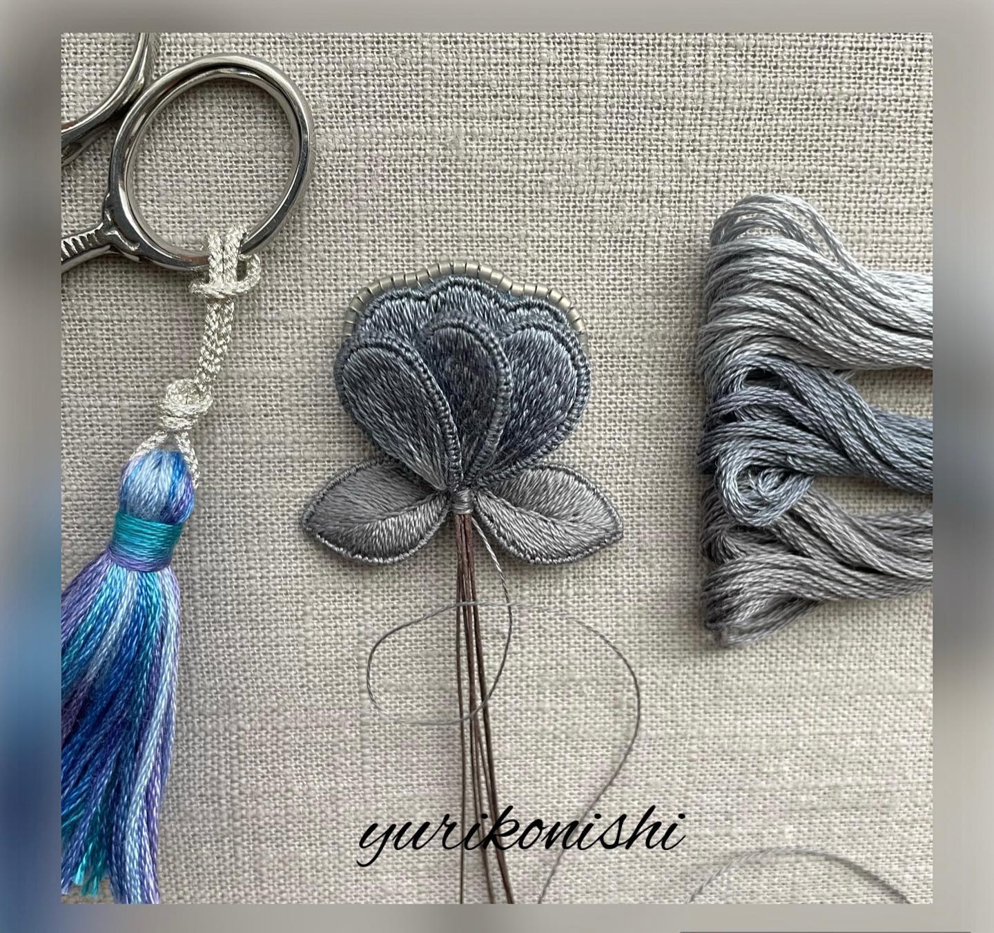🪡
ブローチ
パーツを束ねる作業🧵
ブローチは額装する刺繍と違って触って使用するのでボンドを使いながらしっかり束ねます。
グレー3色で地味ですが服に良く合って映えます👍
#ブローチ
#段染め糸の刺繍
#段染め糸
#刺繍
#立体刺繍
#スタンプワーク刺繍
#刺繍教室
#アトリエユリ
#needlework
#embroidery
#dmcthreads
#seasonslecien
#グラデーション糸
#ハンドメイド
#자수